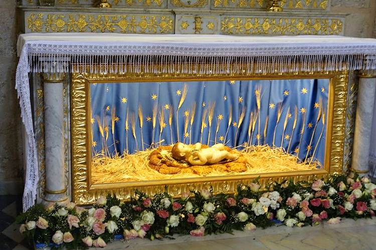 Soška Ježíška, uložená po celý rok v kostele sv. Kateřiny se na dobu Vánoc stěhuje do jeskyně Zrození
