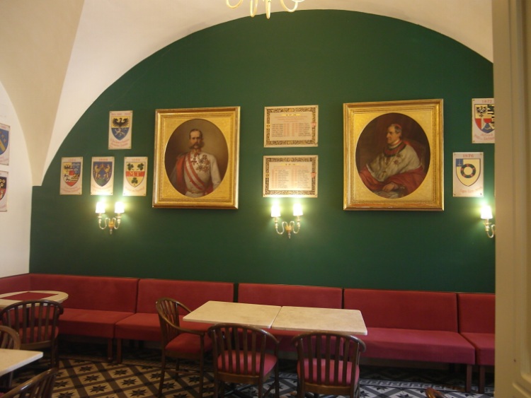 Kavárna v Rakouském hospicu nepostrádá kouzlo zašlých časů monarchie