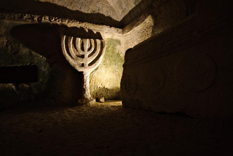 Symbol menory je častou součástí výzdoby katakomb